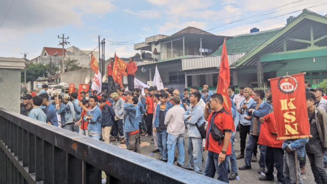 Ratusan Massa Aksi Damai di Kantor Disnaker Lampung