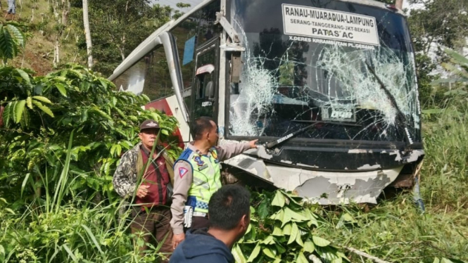 Polisi mengevakuasi bus Ranau Indah.