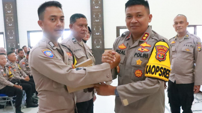 Kapolres Lampung Timur membagikan handphone.