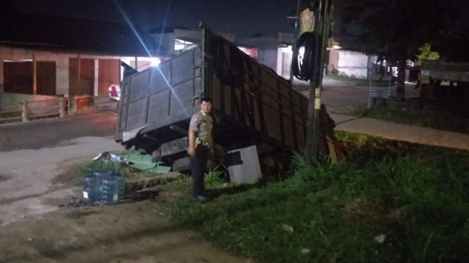 Truk fuso masuk ke dalam sungai usai menabrak pengendara motor.