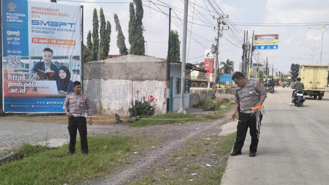 Polisi melakukan olah TKP di lokasi kecelakaan.