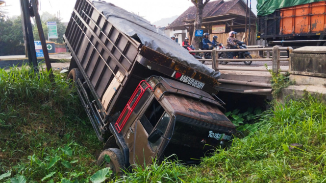 Truk fuso terperosok usai menabrak pengendara motor.