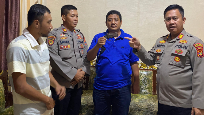 Kades Karya Makmur menyerahkan senjata api rakitan ke polisi.