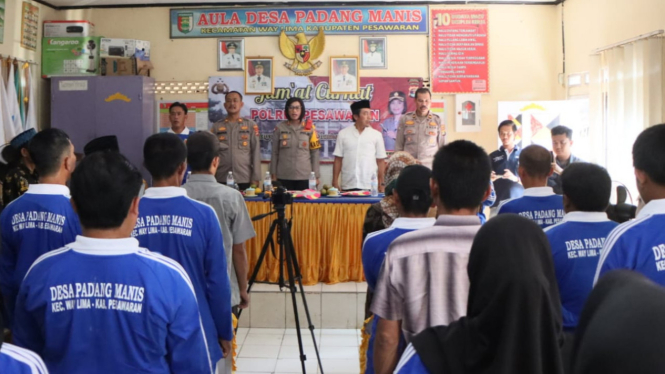 "Jum’at Curhat" Kapolres Pesawaran di Balai Desa Padang Manis.