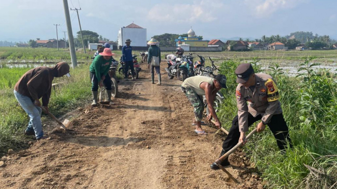 Bhabinkamtibmas Polsek Kedondong kerja bakti bersama warga.