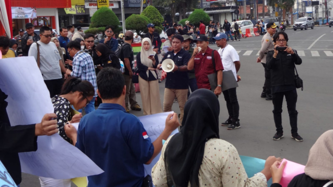 Aksi damai di Tugu Adipura