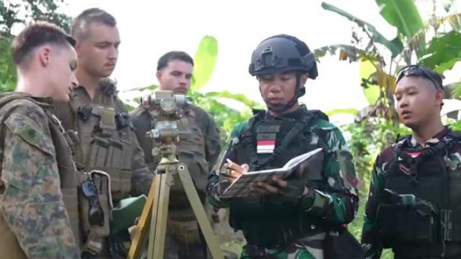 TNI AL Bersama US Navy dan USMC melakukan latihan bersama.