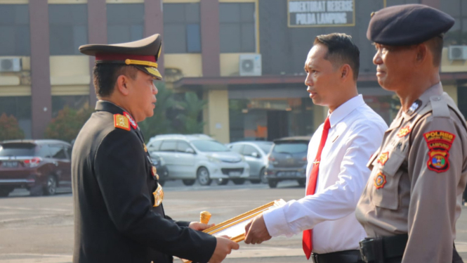 Kapolda Lampung memberi penghargaan ke personil dan masyarakat.