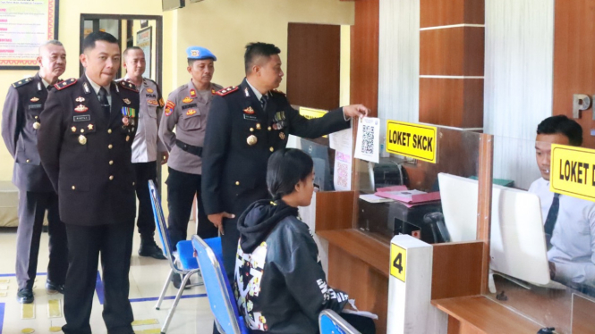 Kapolres Lampung Timur mengecek pelayanan satu atap.