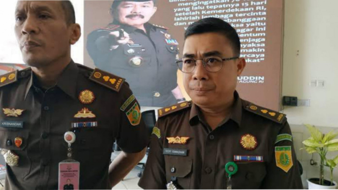 Kasi Penkum Kejati Lampung bersama Kasidik