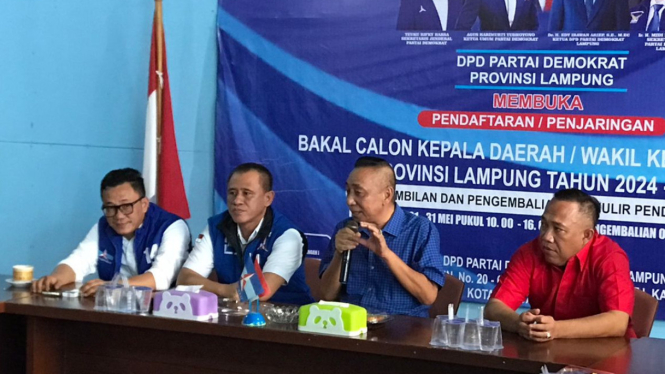 Bacagub Umar Ahmad mengembalikan berkas di Demokrat Lampung.