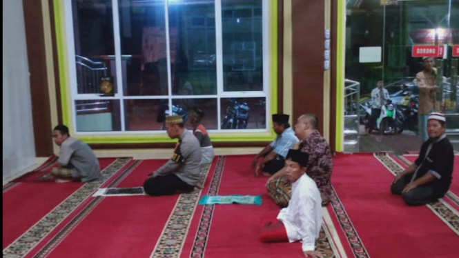 Personil Polres Metro melaksanakan sholat subuh berjamaah.