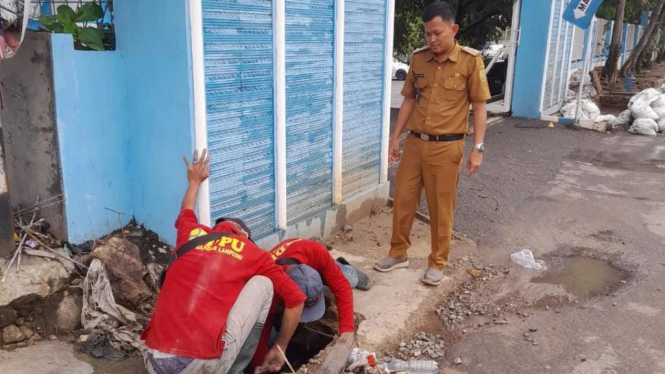 Lurah Rajabasa Pemuka, Rio Irawan membersihkan drainase.