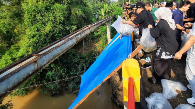 Penebaran benih ikan