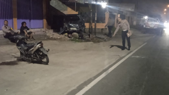 Polisi melakukan Olah TKP kecelakaan di Jalan Soekarno Hatta
