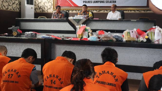 Polres Lampung Selatan mengamankan 28 orang pelaku kejahatan.