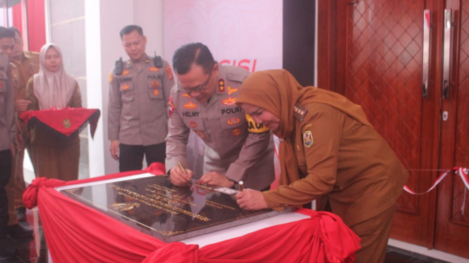 Penyerahan hibah Rumah Dinas Kapolda Lampung.