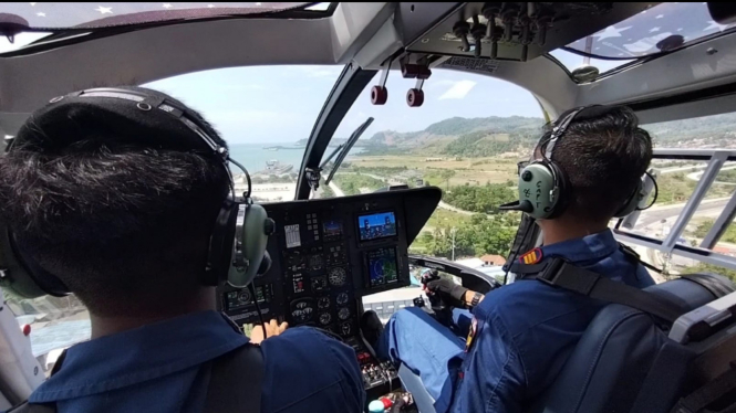 Polda Lampung melakukan patroli udara dengan helikopter.