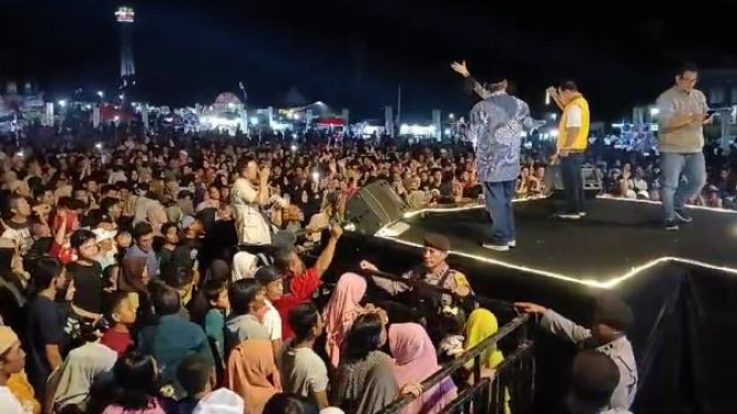 Hanan A Rozak menghibur ribuan masyarakat di Lampung Timur.