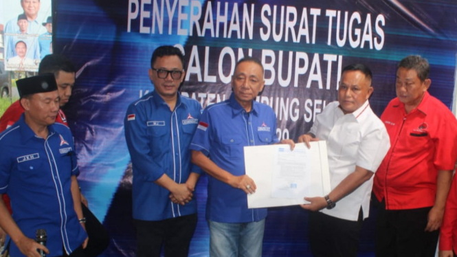 Partai Demokrat Lampung menyerahkan surat tugas ke Nanang Ermanto.