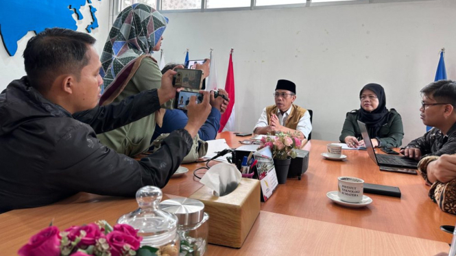 Rektor Itera, I Nyoman Pugeg Aryantha saat memberi keterangan.