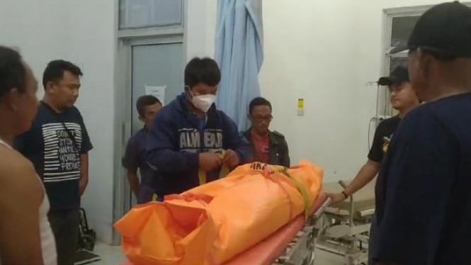 Jasad siswi SMK di Mesuji untuk dilakukan autopsi di rumah sakit.