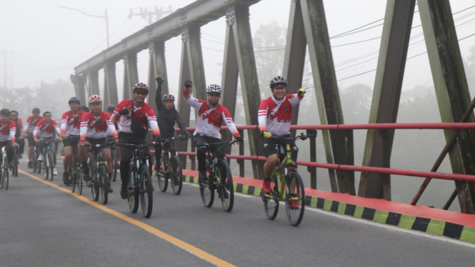 Polres Lampung Barat bersepeda dalam rangka Hut Bhayangkara ke 78