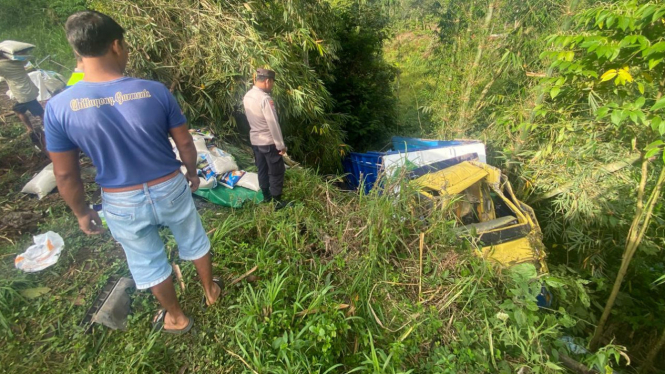 Truk Bermuatan Beras 10 Ton Masuk Jurang di Lampung Barat.