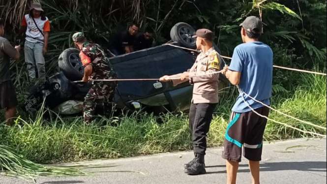 Proses evakuasi mobil terbalik di Lampung Barat.