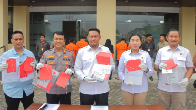 Polisi menunjukkan barang bukti dan tersangka kasus joki CPNS.