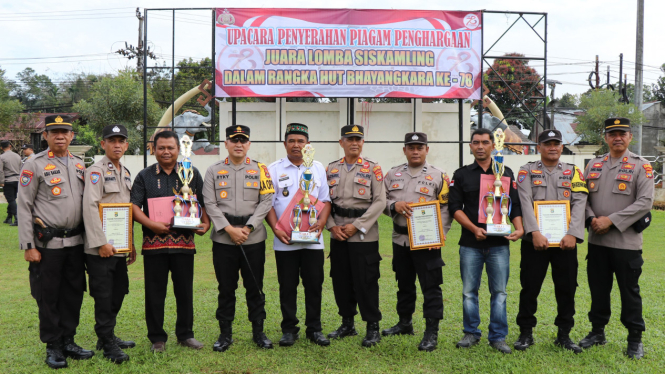 Kapolres Lampung Barat memberikan hadiah lomba Siskamling.