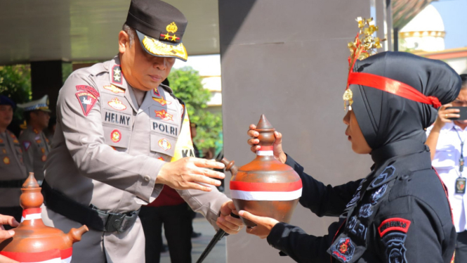 Kapolda Lampung menggelar Tradisi Air Suci dalam HUT Bhayangkara.