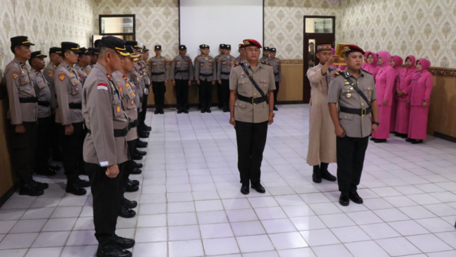 Proses serahterima jabatan Kasat Narkoba Polres Lampung Barat.