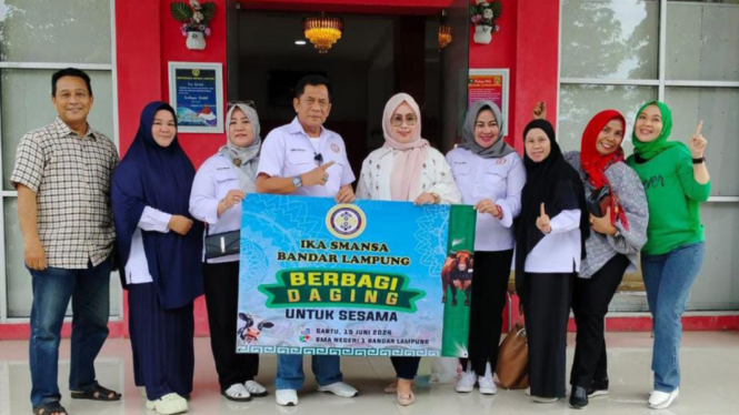 Alumni SMAN 1 Bandar Lampung berbagi daging hewan kurban.