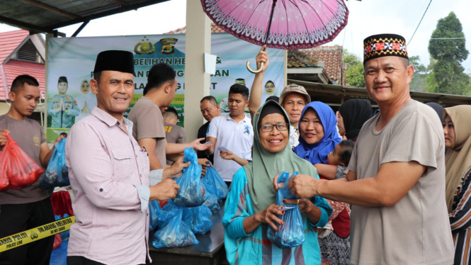 Polres Lampung Barat bagikan paket daging kurban ke masyarakat.