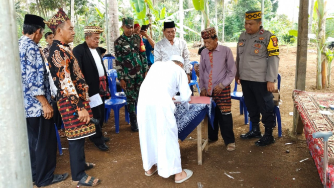 Bhabinkamtibmas Polsek Gedong Tataan Saksikan Pemberian Hibah Tanah