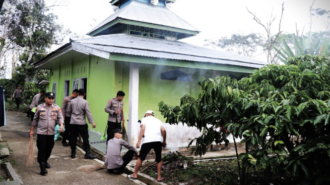 Polres Lampung Barat membersihkan lingkungan Masjid.