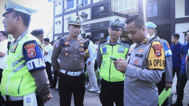 Kapolres Metro mengecek handphone Personil guna cegah judi online.