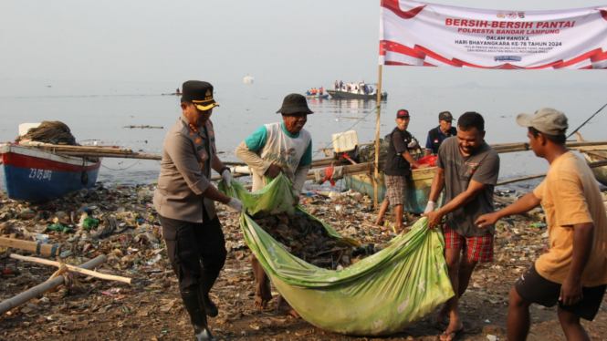 Aksi Kapolresta Bandar Lampung Bersih-bersih Pantai