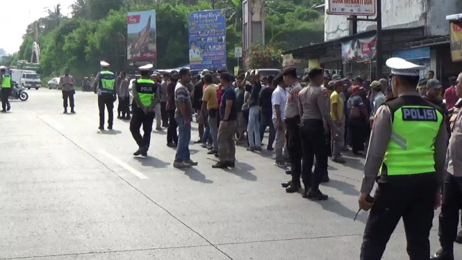 Ratusan pengurus penyeberangan truk menggelar aksi demonstrasi.