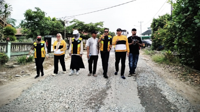 Tinjau lokasi perbaiki jalan rusak di Lampung Tengah.