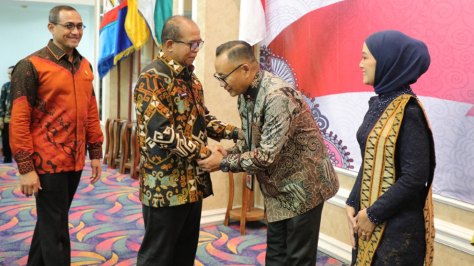 Pj Gubernur Lampung menyampaikan selamat kepada Otto Fitriandy.