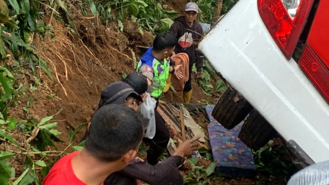 Petugas mengevakuasi penumpang bus masuk jurang di Lampung Barat