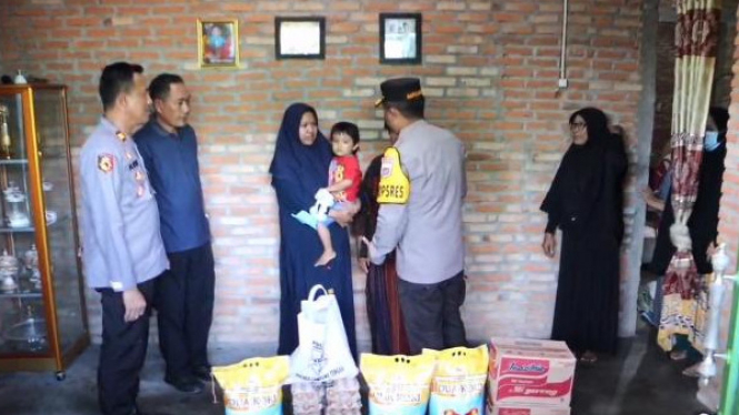 Polres Lampung Tengah melayat ke kediaman korban.