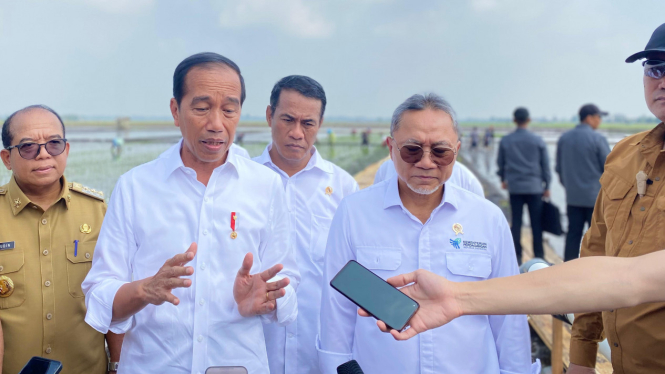 Presiden Jokowi usai meninjau penyaluran pompa air di Lampung.