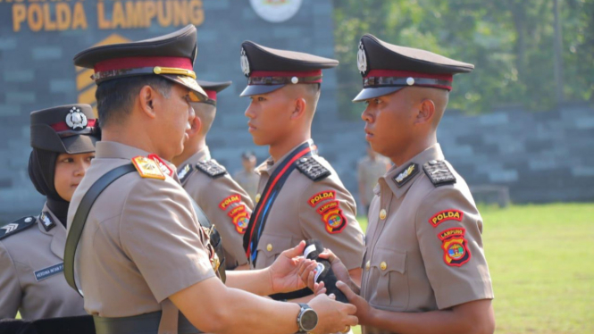 Waka Polda Lampung memberikan penghargaan siswa terbaik.