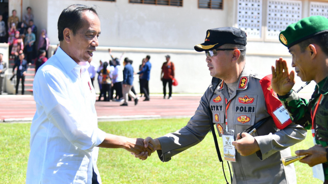 AKBP Ryky menyambut kedatangan Presiden Joko Widodo di Lambar.