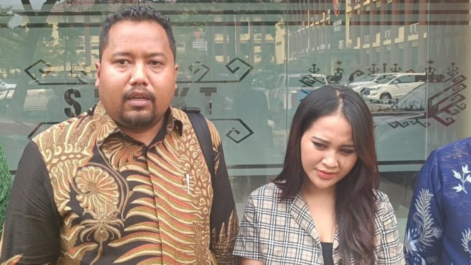 Natalia Diah Ayuningtyas, bersama kuasa hukum di Polda Lampung.