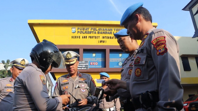 Personel Polisi sedang dicek kelengkapan kendaraan