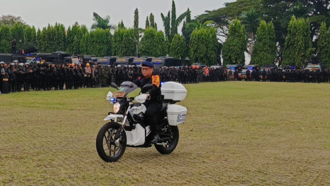 Kapolda Lampung mencoba motor patroli pengamanan Pilkada 2024.